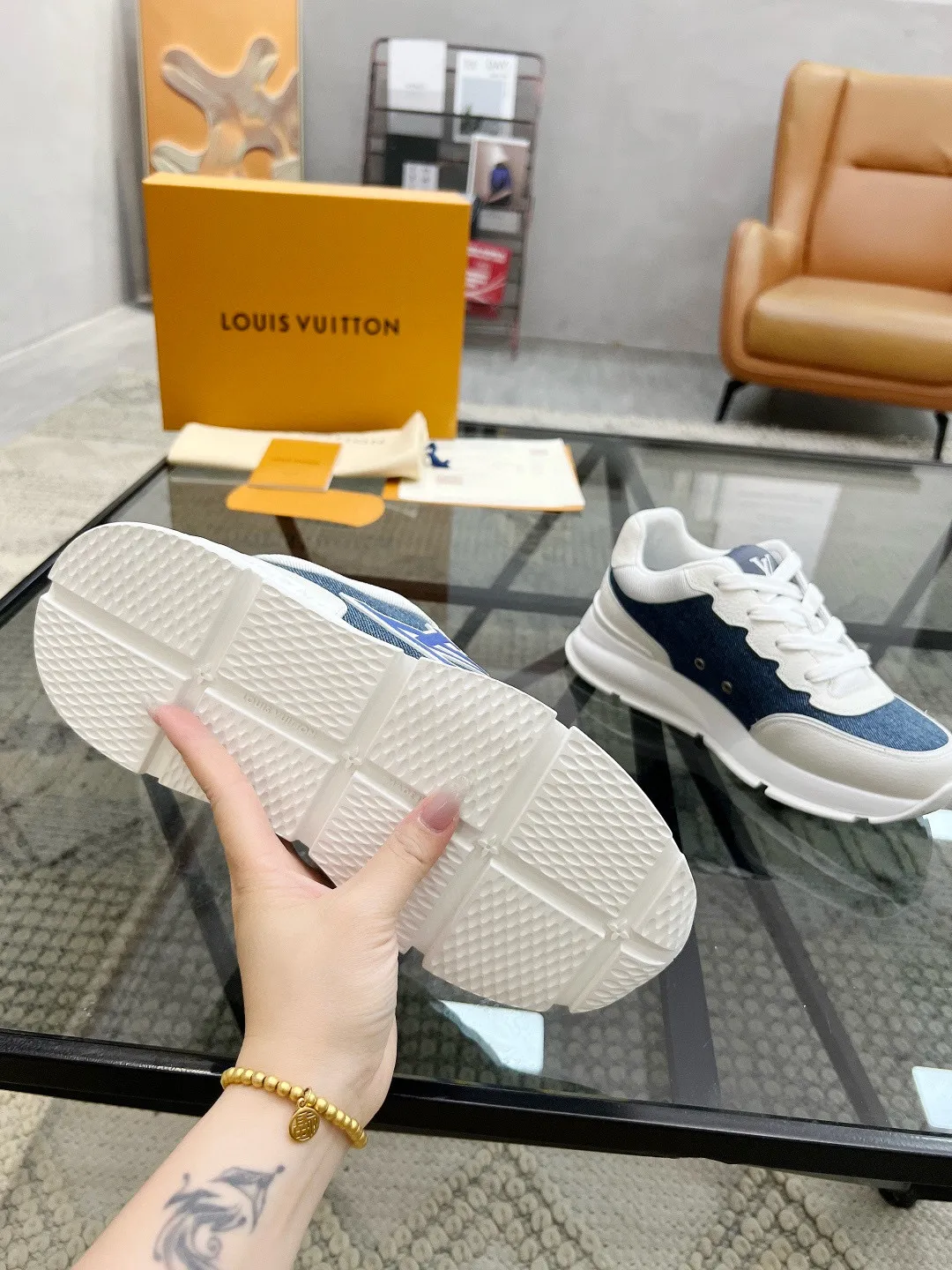 Factory price: 460💰LV🔍Top purchasing agent🇮🇹 Road 炸街男神爆款运动板鞋专柜同步，鞋面意大利进口牛皮搭配布面料，高品质拼接复杂工艺，进口透气网布内里垫，鞋底：原厂特供原版底，T男装男鞋💰U独家活动成型底超级舒适，原厂跟单货，🔍🔍高品质，可随意进出专柜，欢迎对比。 Code number 38-44, (45 customized)
